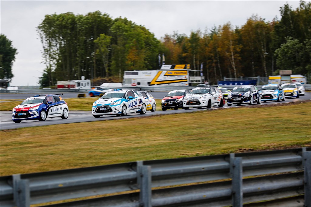 Trængsel i 1. sving på Kinnekulle
(Foto: Racefoto.se)